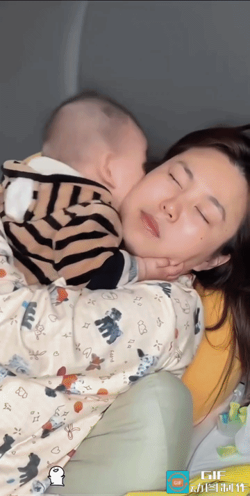 他可不是饿了！
真的是一顿乱啃，不制止，他是根本停不下来的。
是亲生的！绝对是亲