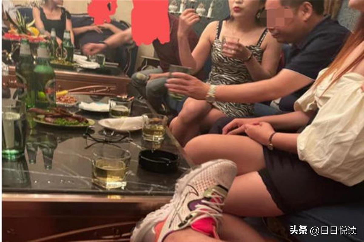 昨天出门逛街，路过一家KTV，大门上头扯着红横幅，白色大字写着“XXKTV停业整