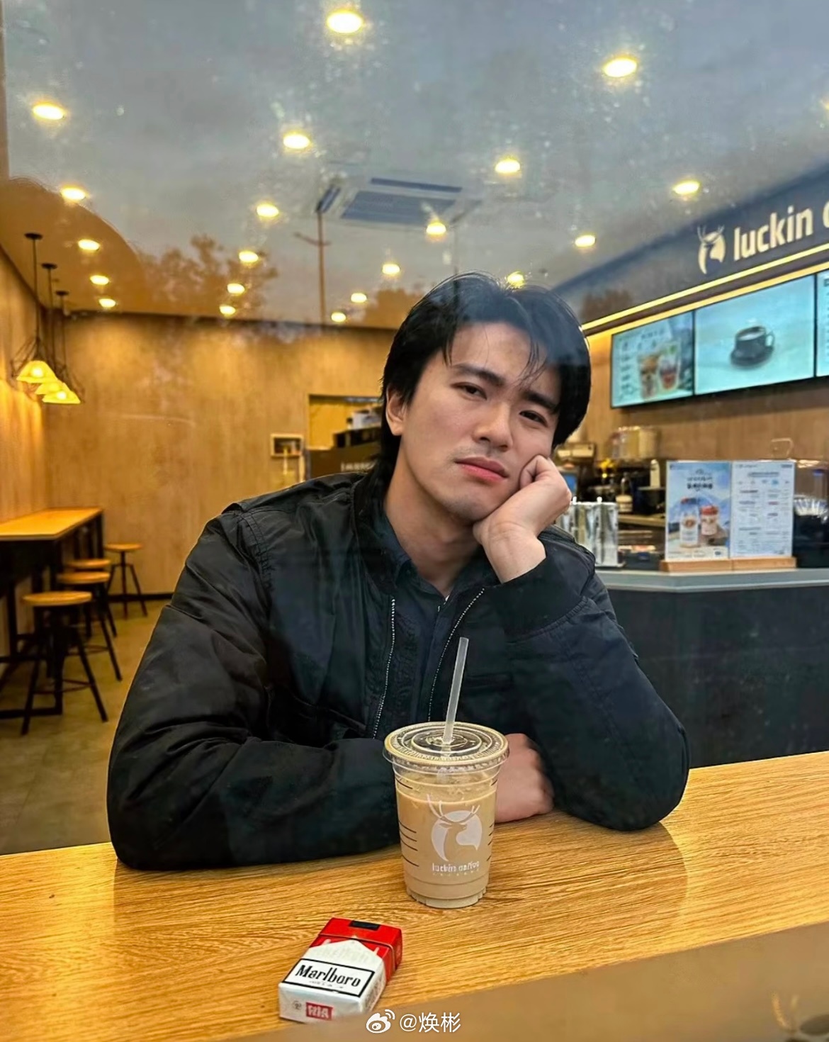 祝你 踏过千重浪能留在爱人的身旁在妈妈老去的时光听她把儿时慢慢讲也祝你不忘少年样