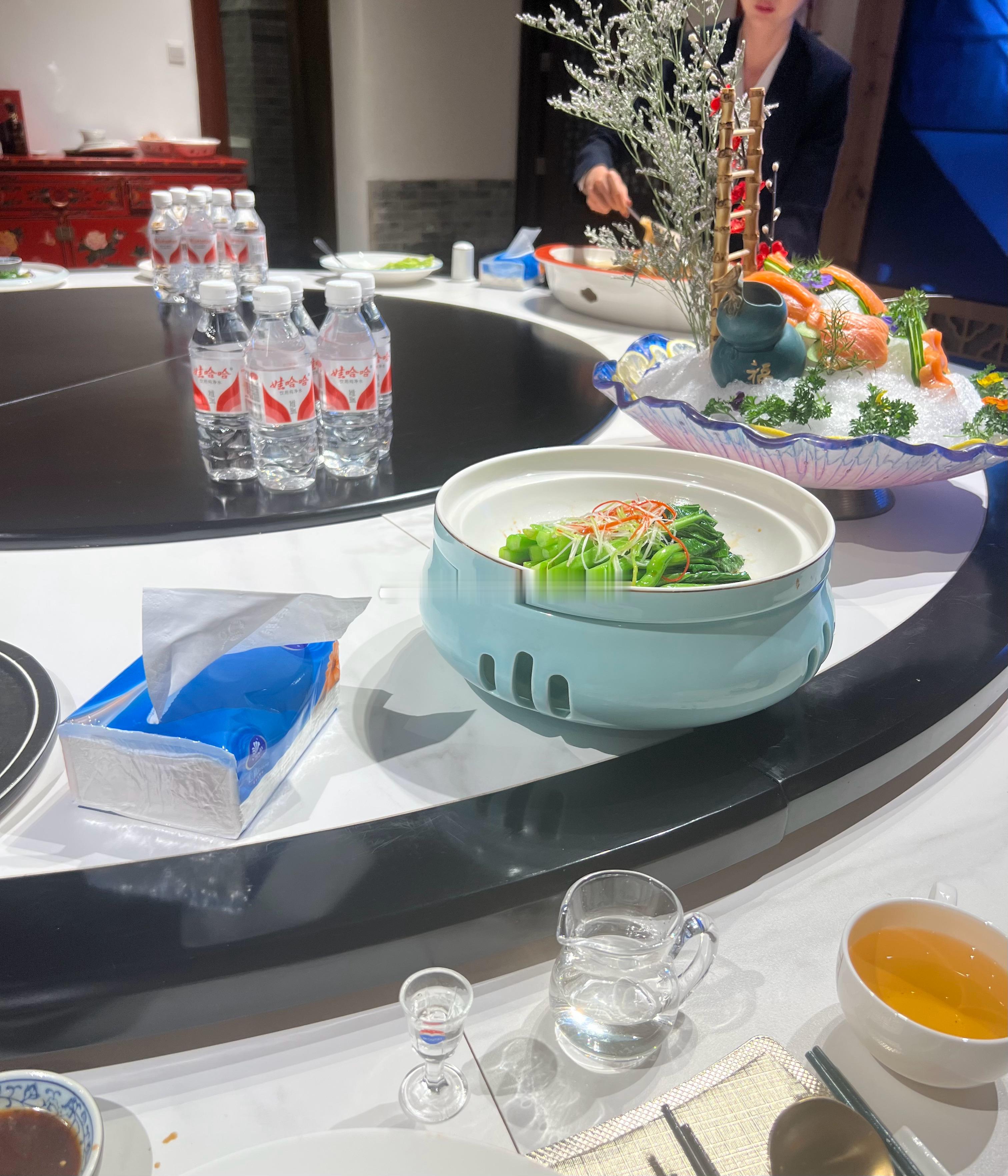 和某头部机构朋友吃饭，说北京某头部公募两个直播间装修花了三千多万，1500多万一