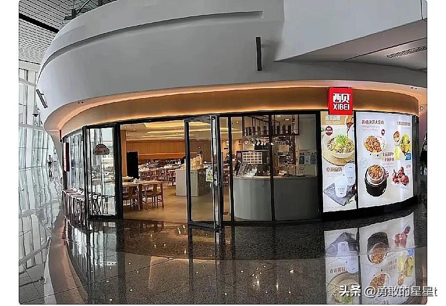 罗永浩，把西贝干没人了。
西贝，北京大兴机场店空无一人。
罗永浩对西贝的影响力可