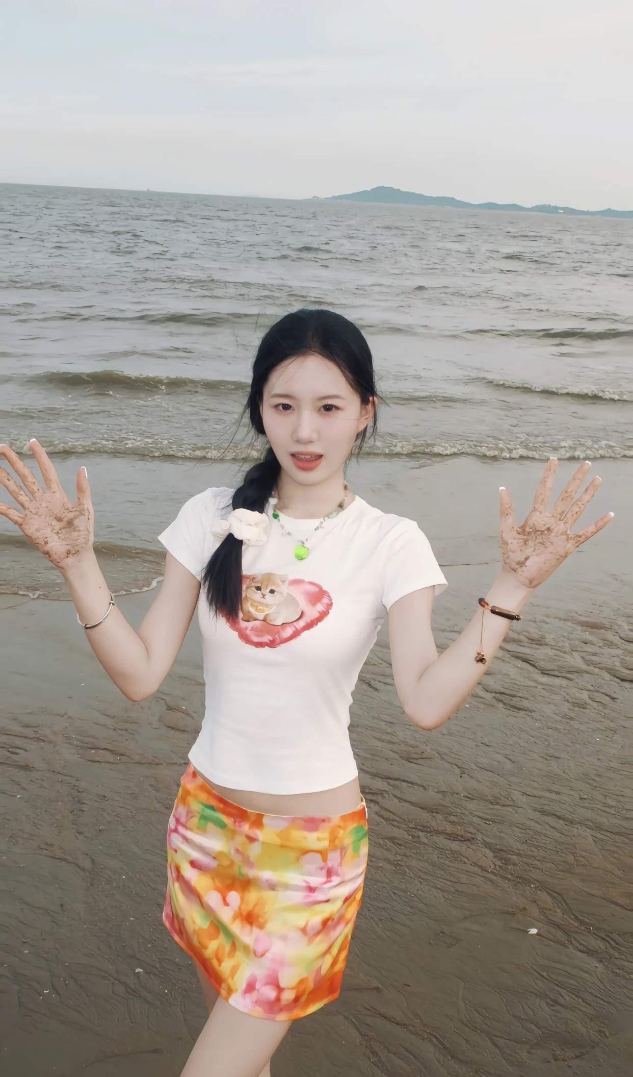 沙滩   美女  海风轻轻的吹