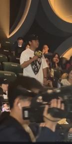 宋小宝想给毕正明的证明改名宋小宝 拿来吧你 偶然看到首映礼的照片，宋小宝和主创握