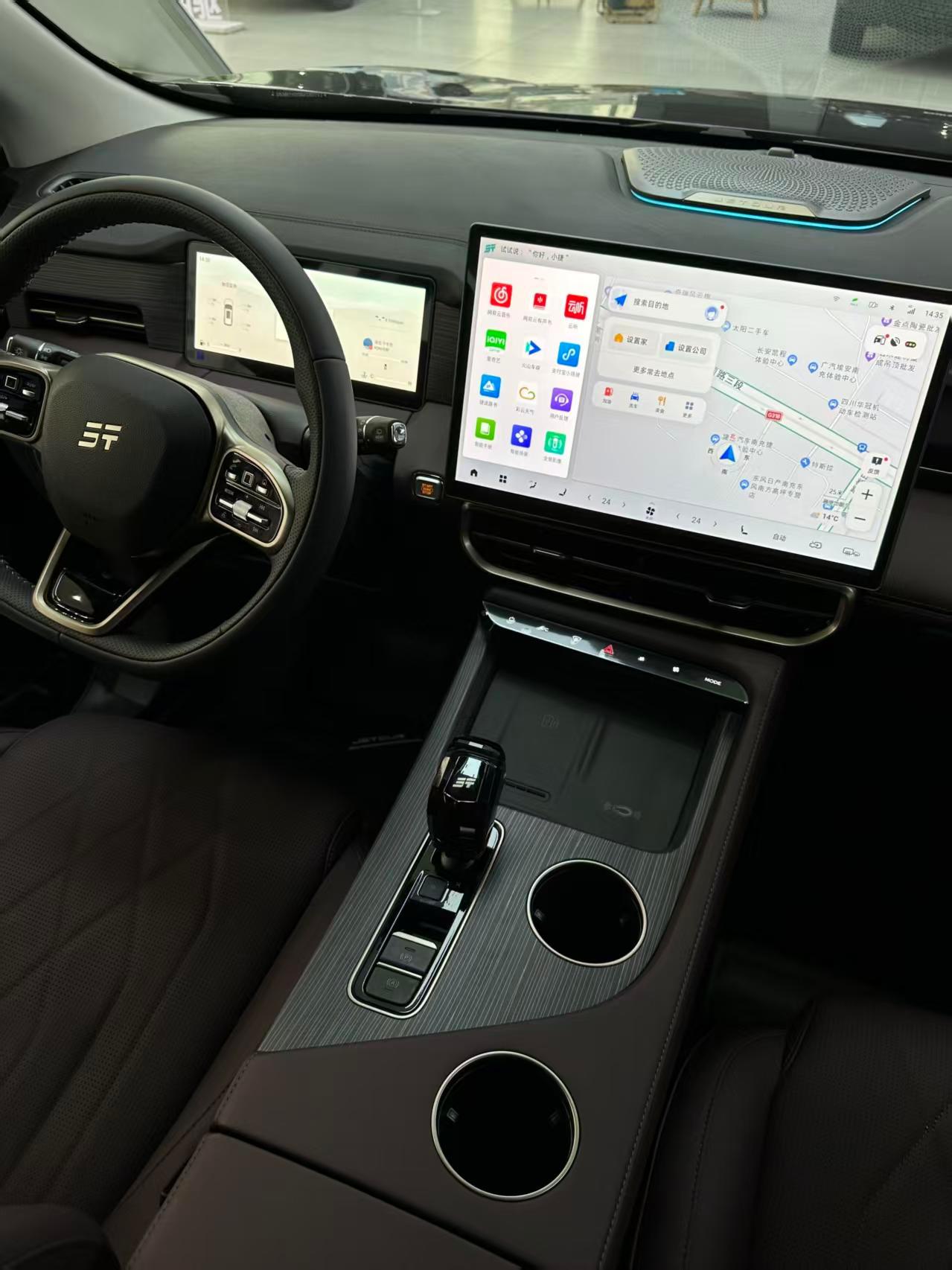 二排右侧是零重力座椅，带腿托和按摩，坐上去能躺平，长途坐车一点不累。 