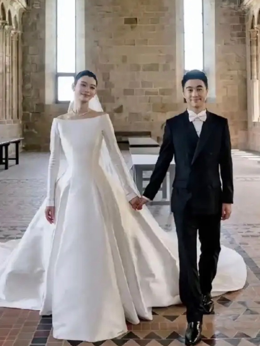 奚梦瑶结婚，最不高兴的要属何超莲！一个爹生的，找的对象也都是娱乐圈的，何猷君日子