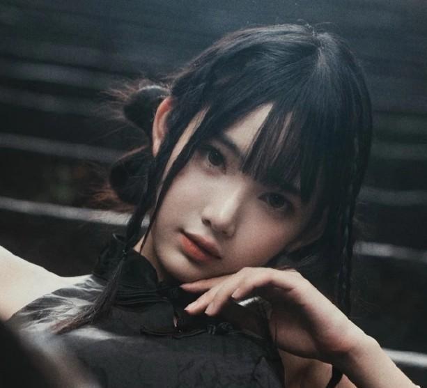 林俊杰变了。
过去狗仔镜头里的他，总在闪躲。
现在，他默许镜头拍下女友手握自家门