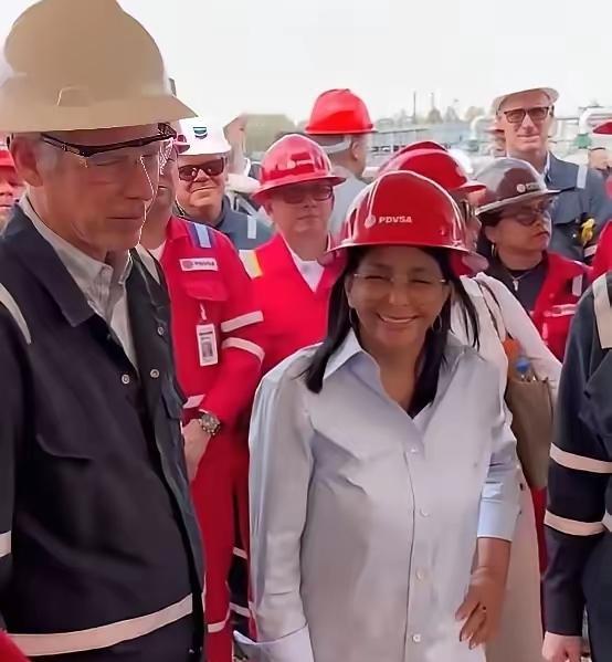 现在大家看明白了吧？委内瑞拉的叛徒，已经彻底不装了！
马杜罗被美国抓走，根本不是