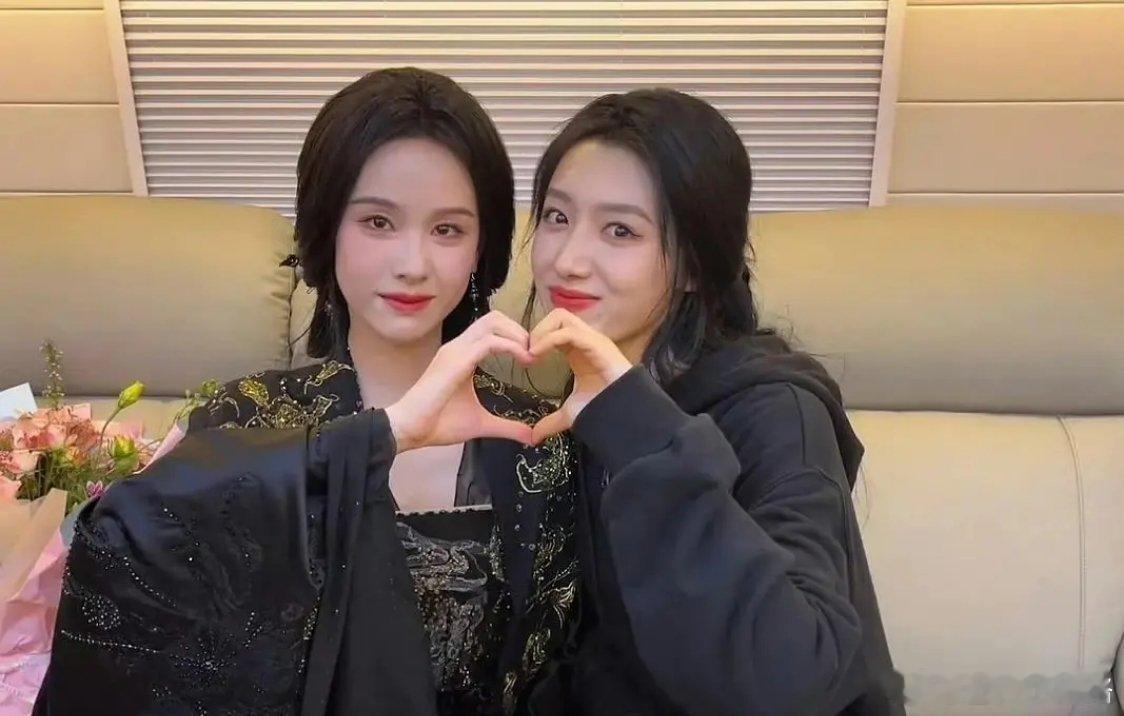 卢昱晓和陈都灵合照来啦 