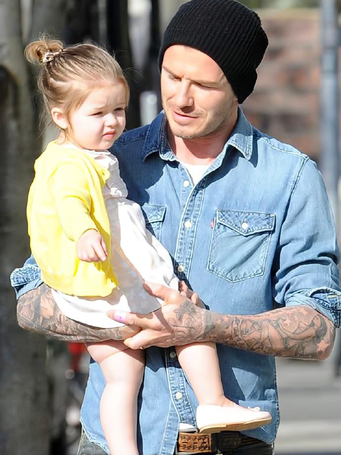 奶爸贝克汉姆，再也没有机会了！[捂脸]“小黄鸟”长大了，再也不能瞎抱瞎亲了……除