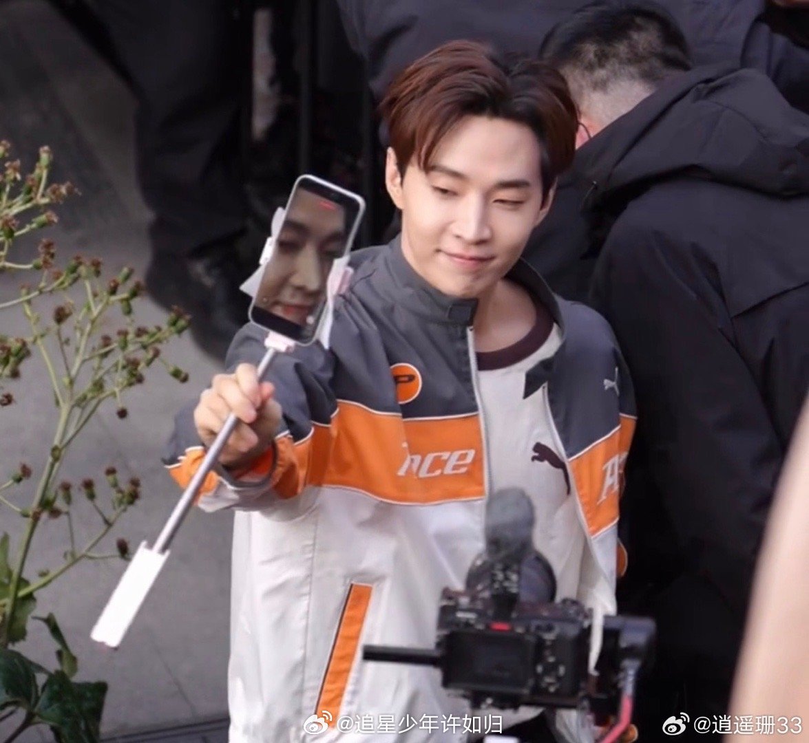 Henry接过五倍镜自拍天塌了 手机递到手里的时候，Henry还笑着说要拍个大合