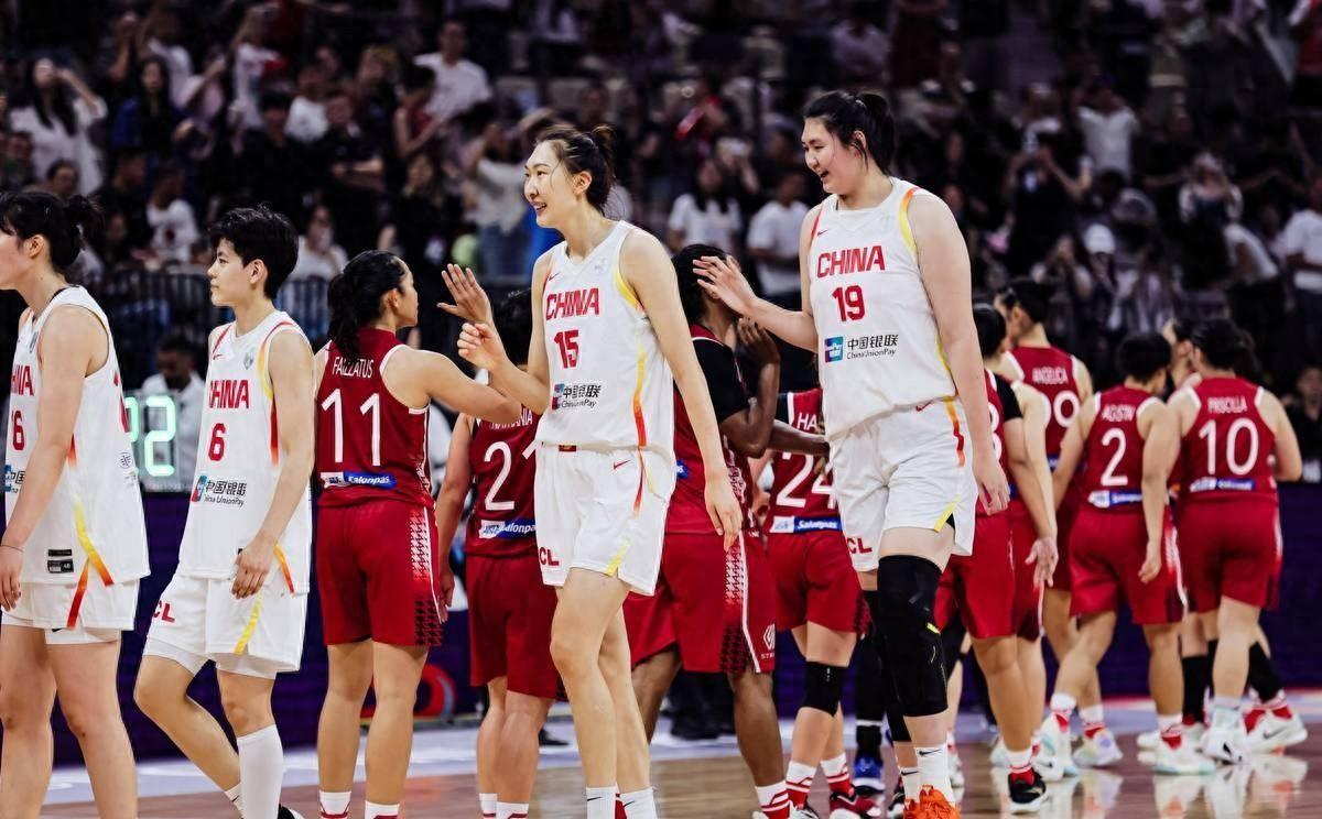 女篮资格赛第四轮刚落地，局势瞬间清明。中国女篮借巴西险胜马里的东风，提前两轮锁定