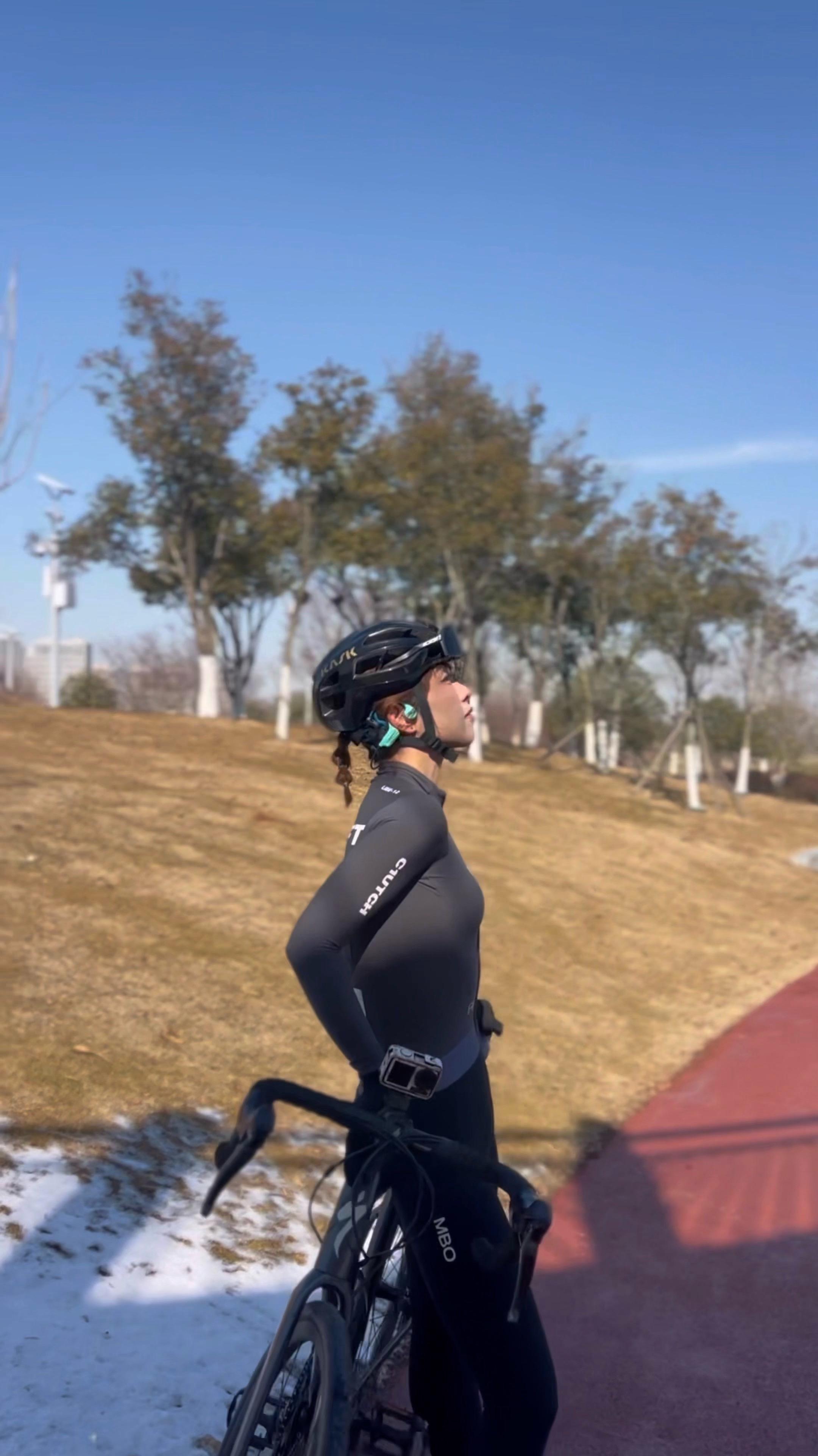 这街上太拥挤，太多人有秘密