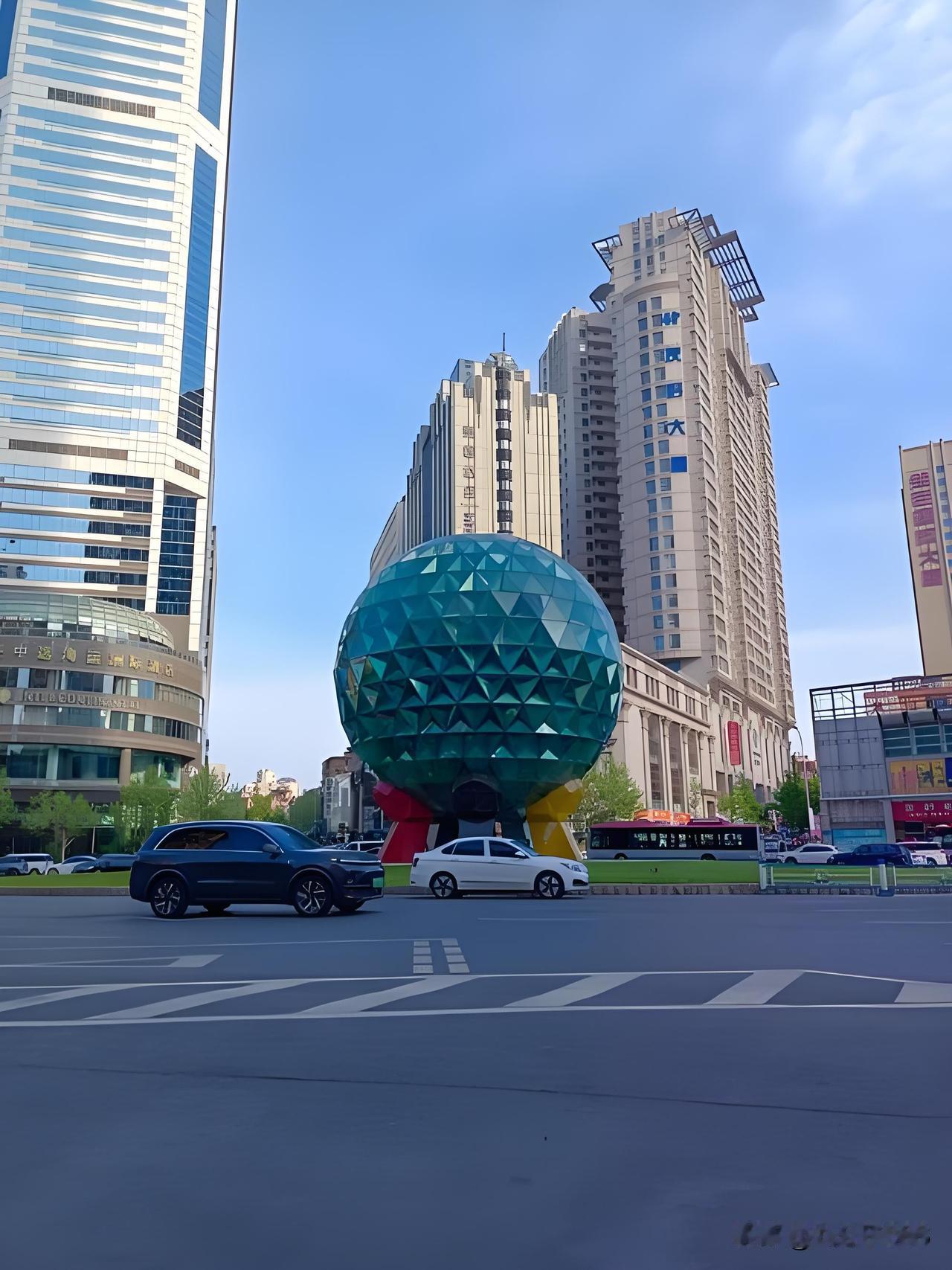 大连在东北确实与众不同
首先就是大连市经济发展排名第一，哈尔滨，长春，沈阳等城市