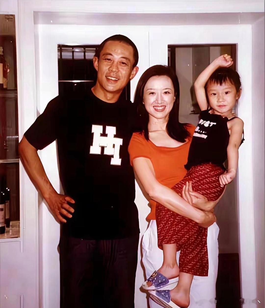 侯勇三婚娶小20岁娇妻，58岁老来得子，这才是人生赢家的样子 