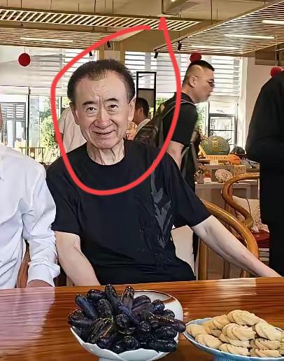 王总这几年压力好大，憔悴了很多