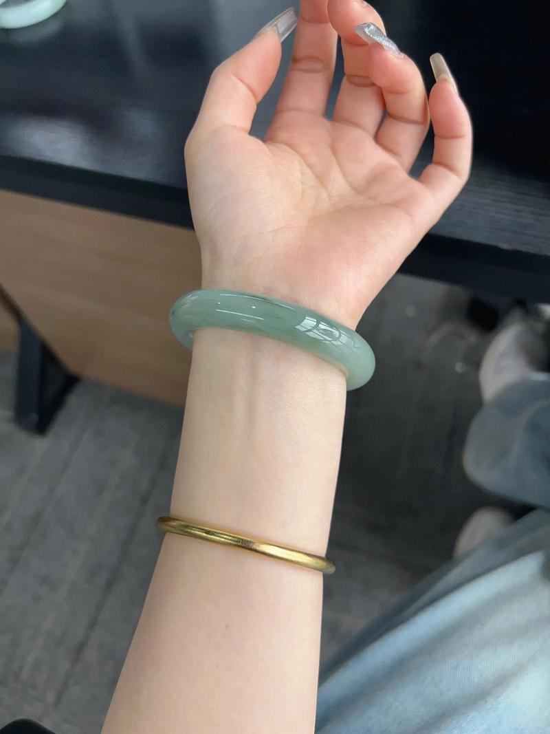 好多人戴玉都觉得 “水养玉”，洗澡也舍不得摘，觉得洗个澡能有啥事儿？但其实这里面