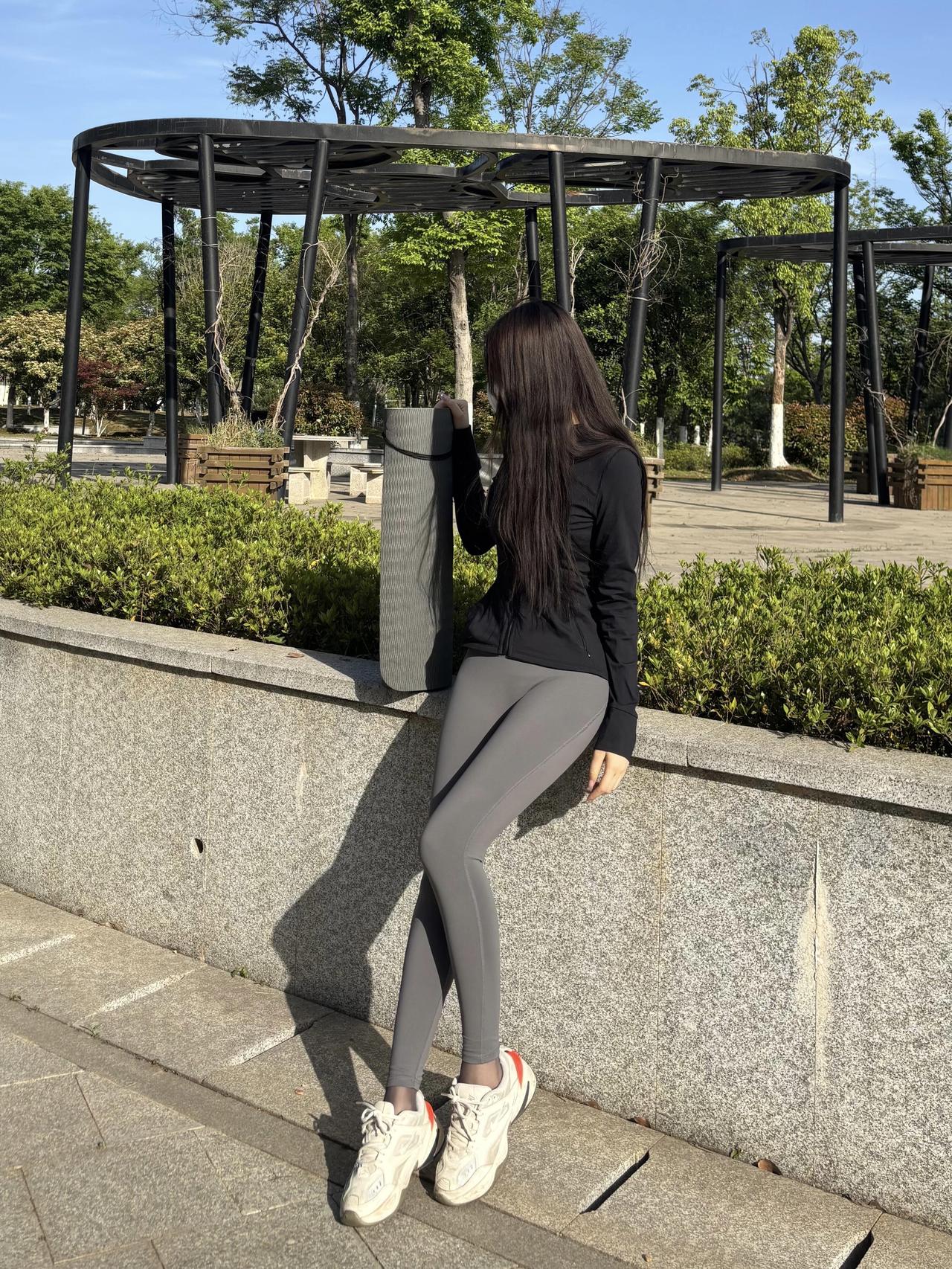 与人相处久了
你会发现往往真正很好的人
大多数都是性子偏冷淡

不是冷漠，
是懒