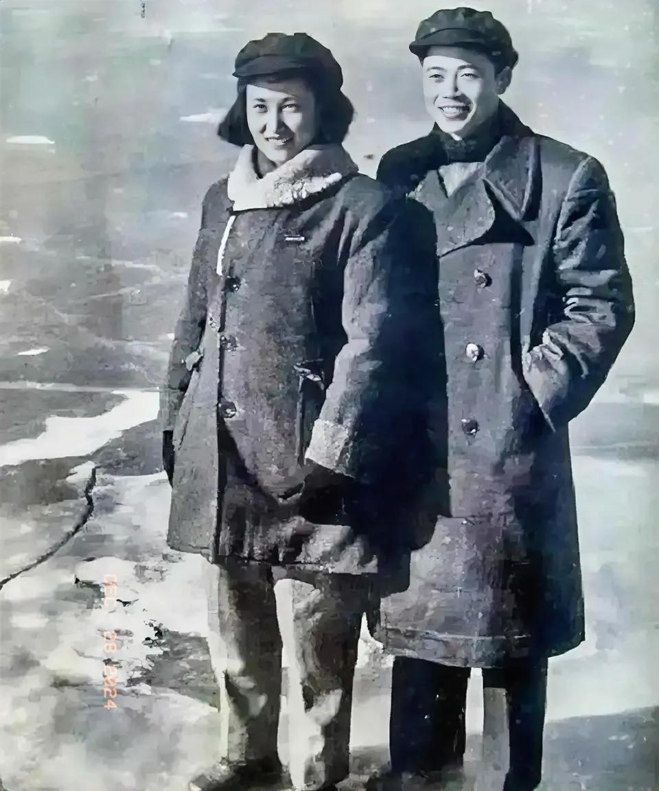 这张照片是革命烈士张志新和爱人曾真，于1958年在沈阳的合影。
1975年4月4