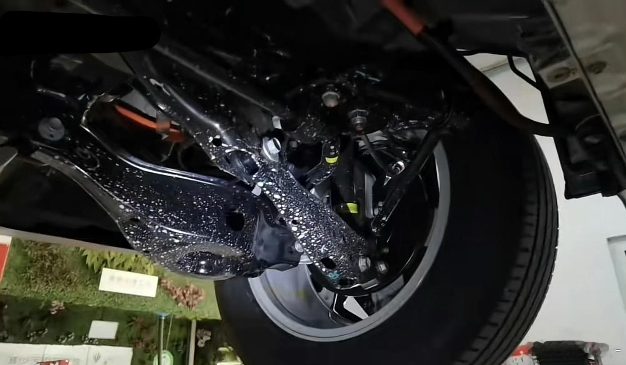 看个细节，根据NX8的后轮卡钳位置，能判断它用的不是图2那种日产祖传后悬架（上A