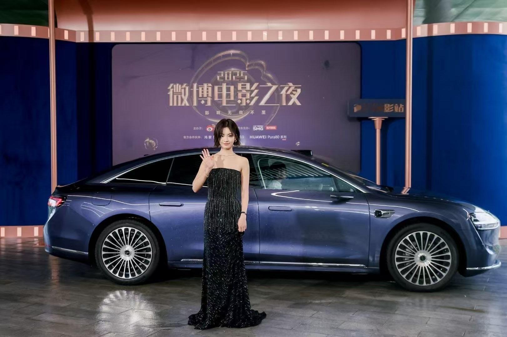 和享界S9的微博电影之夜当星辉穿透云层，疾驰星芒车影划破夜色——享界S9 携百万