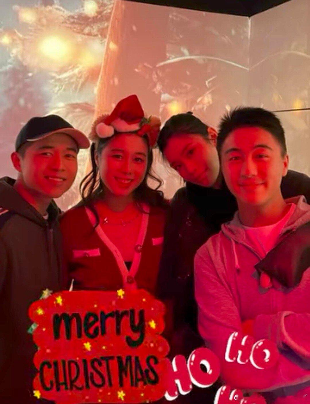 奚梦瑶陪何猷君过圣诞 ，与大伯哥小姑子欢聚 