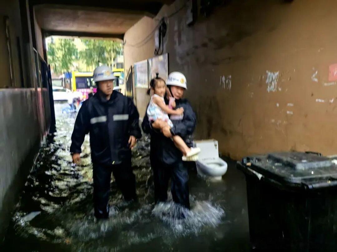 黑龙江身边正能量暴雨中的龙江力量  8月4日傍晚，哈尔滨遭遇大范围强降雨，多地出