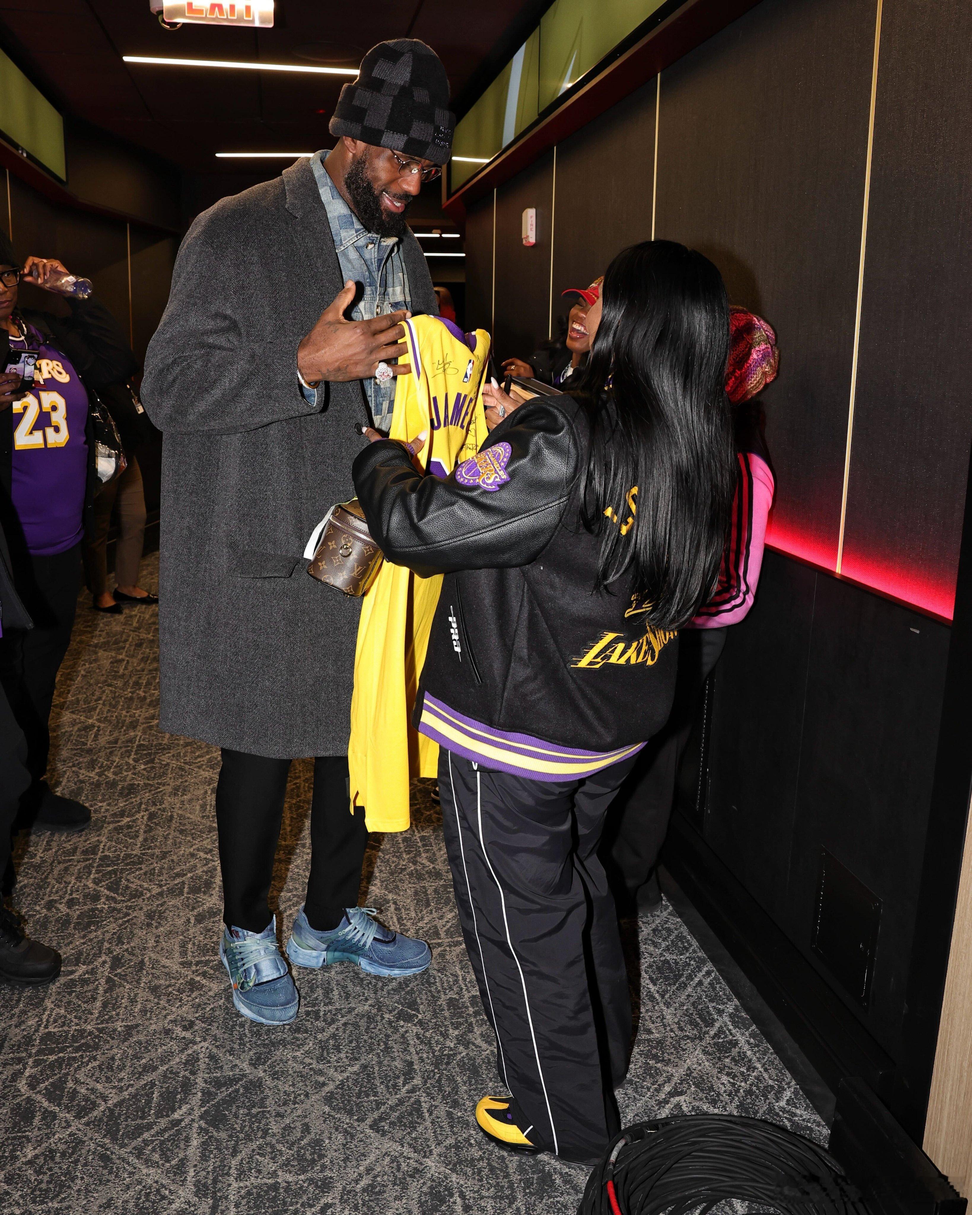 詹姆斯 詹姆斯在湖人队球衣上写下了给妈妈格洛丽亚的这段话：“致詹姆斯妈妈，我爱你