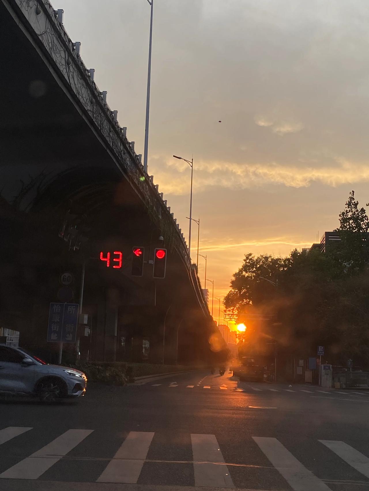 夏天纳凉的好去处就是商场。今天开车去虹悦城，发现停车场几乎停满了，又恰逢周末，人