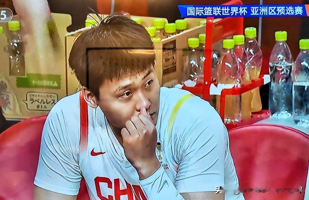 带头大哥赵睿是本场比赛中国男篮最郁闷的人，没有之一！进攻端只拿到了2分，防守端漏