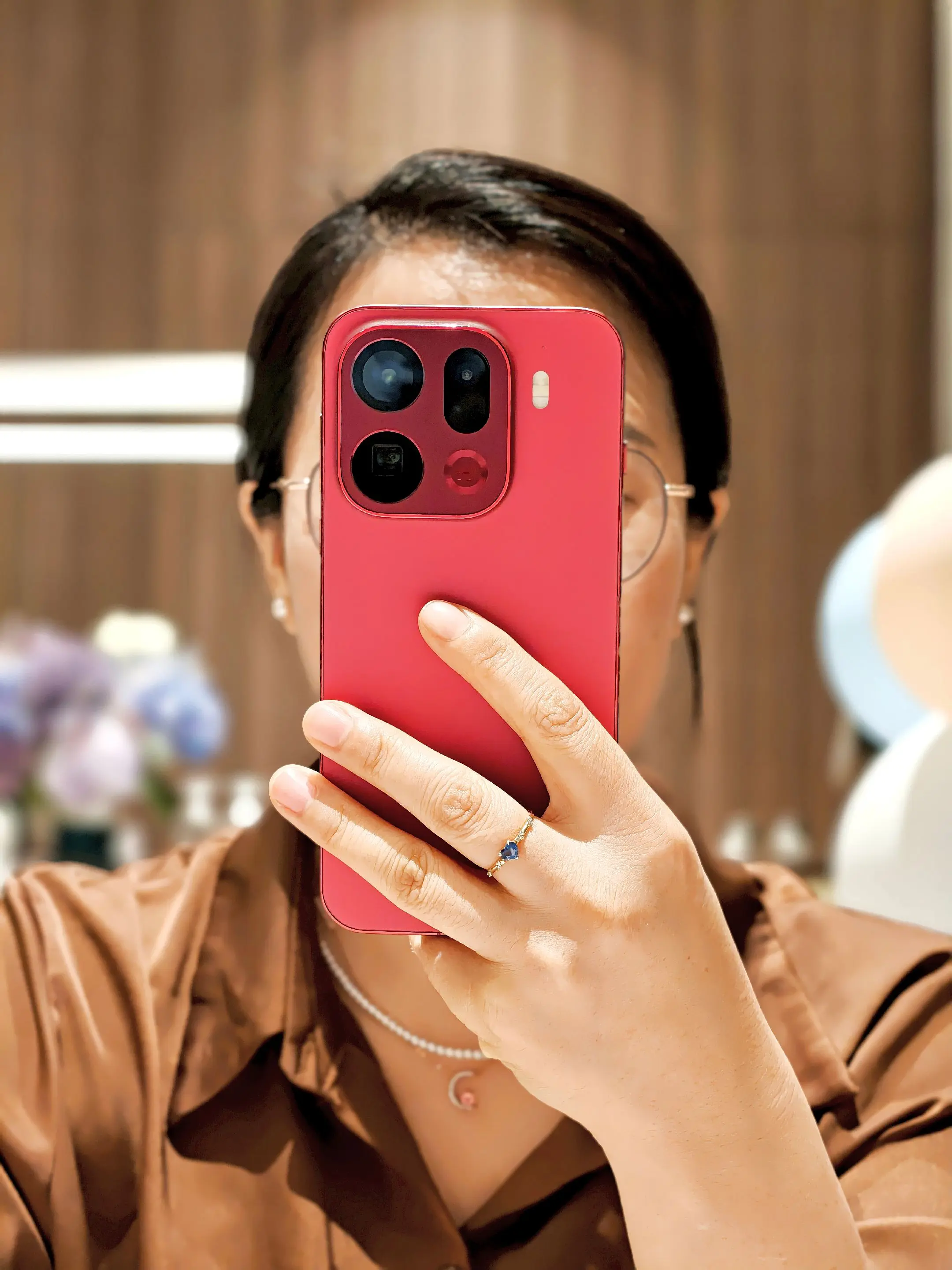 前两天，生日送她OPPO Find X9 Pro，比她以前的旧手机好多...