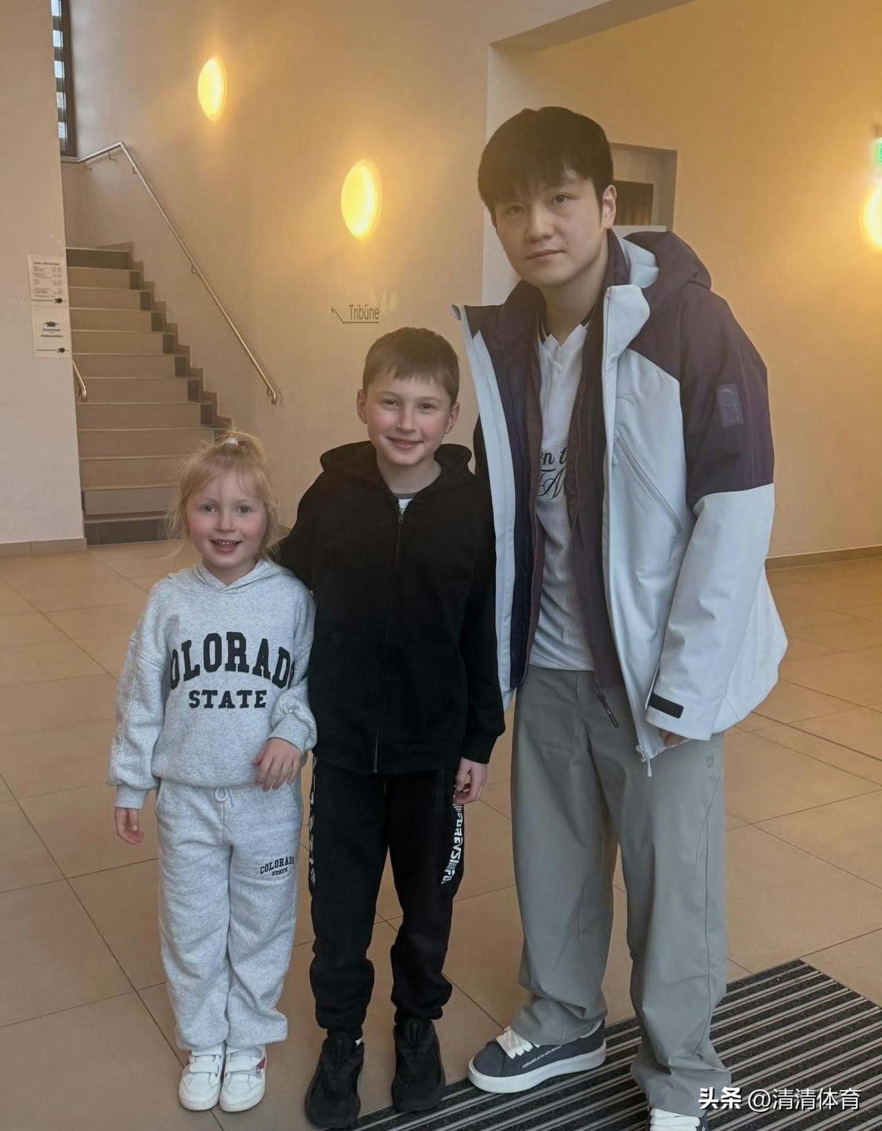 乌克兰乒乓球选手扎穆登科的夫人在社交平台分享了孩子们与樊振东的合影。照片中，樊振