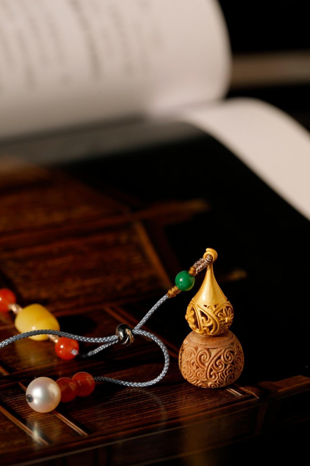 老山檀香【惜福】吊坠色泽温雅，立体雕刻，巧妙设计，优雅、柔美；戴之，一种低调秀柔