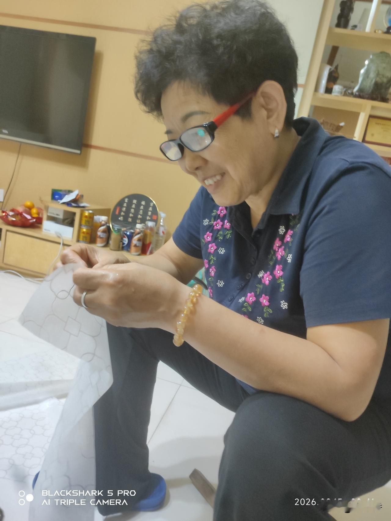 别把最坏的脾气，留给爱你的亲人

跟家人说话，别总带着脾气。对外人客气，对亲人苛