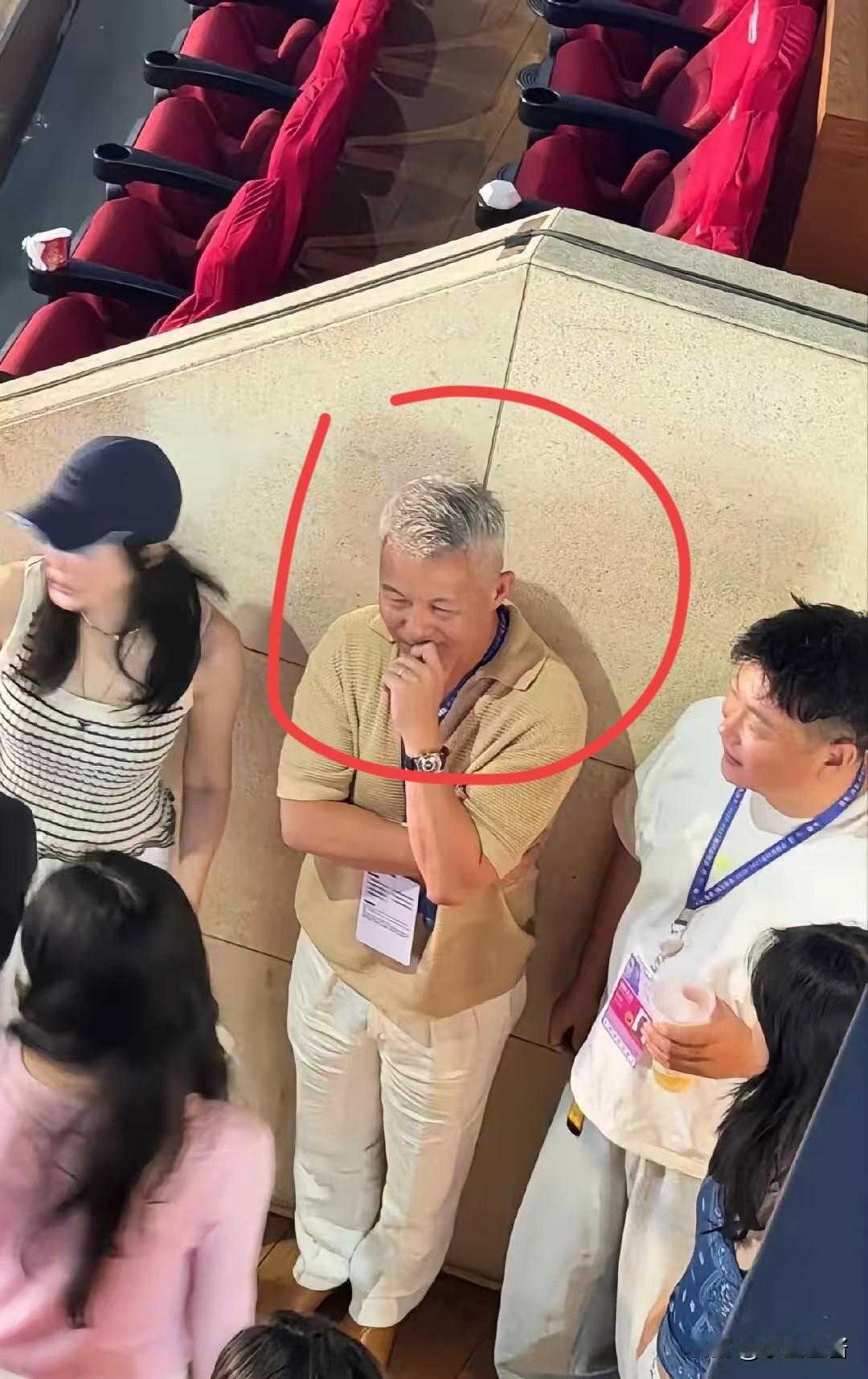 那英，引发热议。

8月27日，57岁的那英，冲上热搜，有网友发现，那英演唱会不