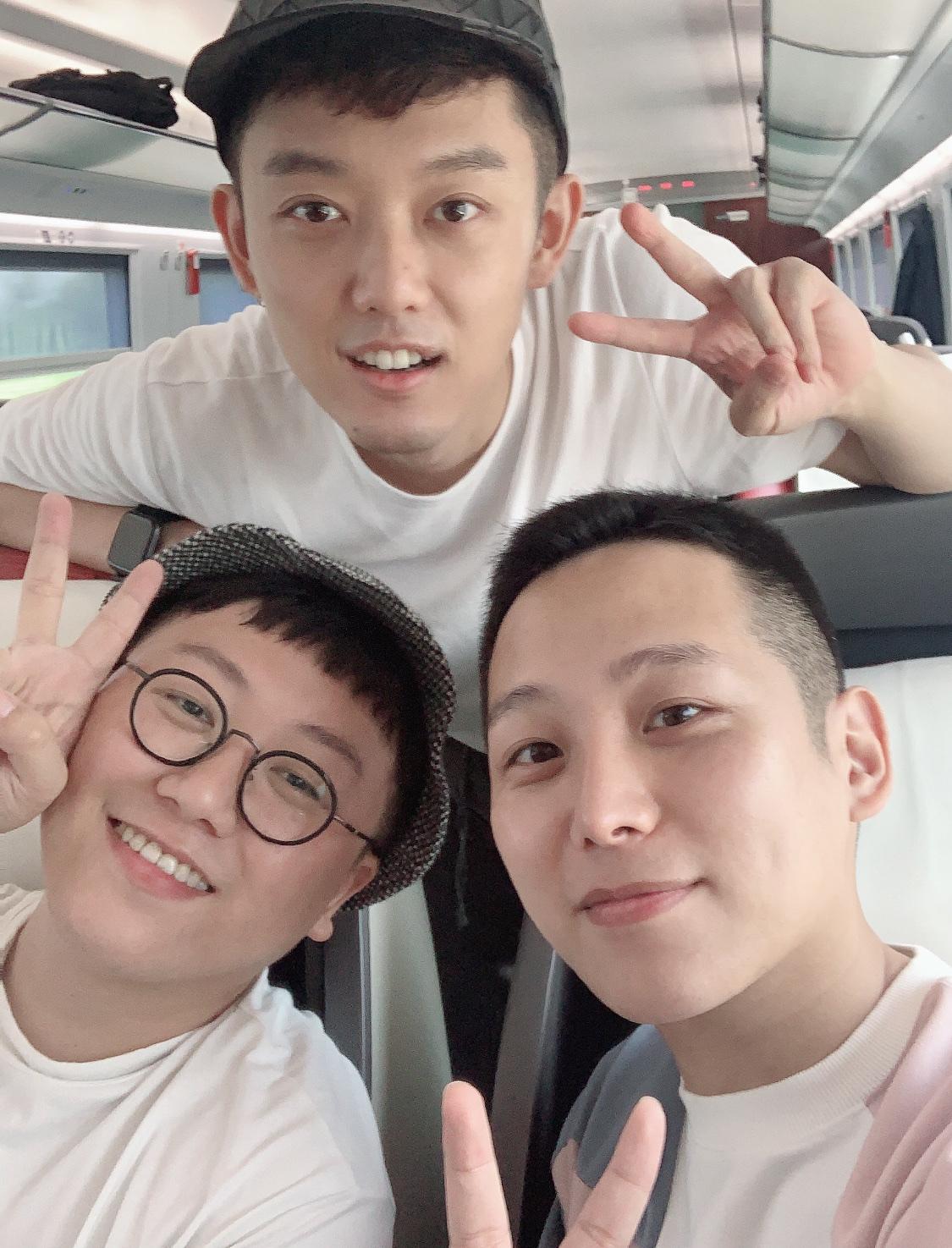 好奇问问，为何在微博搜“极光光”的名字，都不显示出来呢？