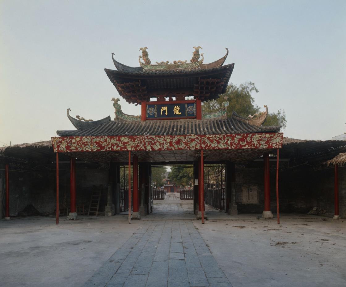 晚清，广州贡院，正中巍峨牌楼，便是考场正门龙门。双层飞檐翘角，瑞兽雕饰精美，檐下