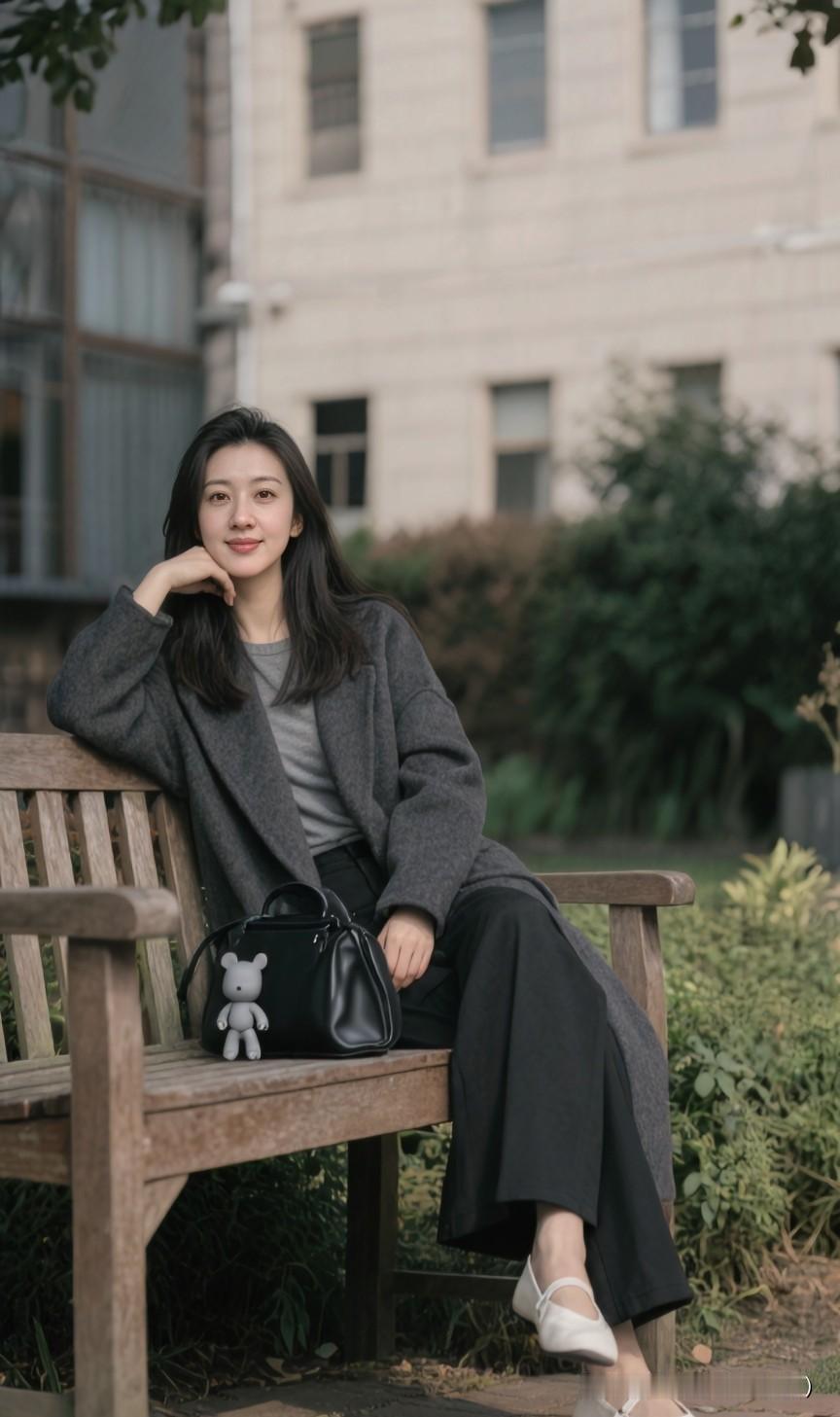 是啊，
时间这东西，
真是个神奇的存在。
它既能冲淡那些不愉快的记忆，
也能慢慢