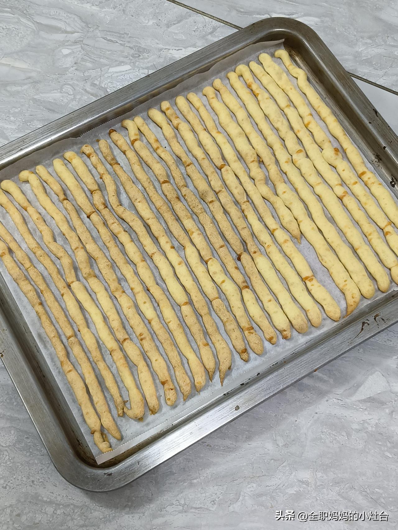 终于把孩子哄睡了，我才有时间坐在沙发上看一下手机。

今天中午带娃出去户外活动，