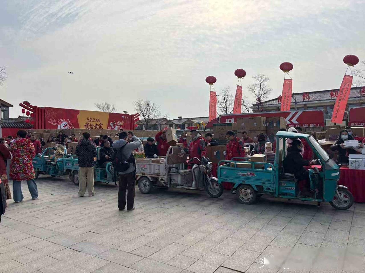 刘强东为家乡父老发年货，
每户领12种品类，首位领取者：
手机给孙子用，酒除夕夜