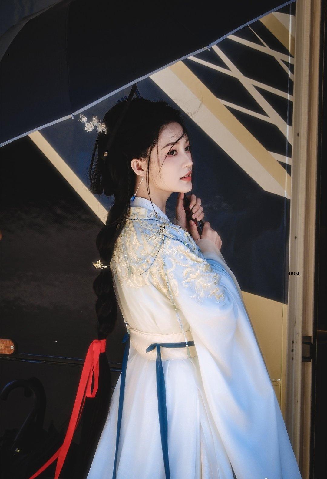 李沁这张打伞的古装照真是美绝了李沁 ​​​