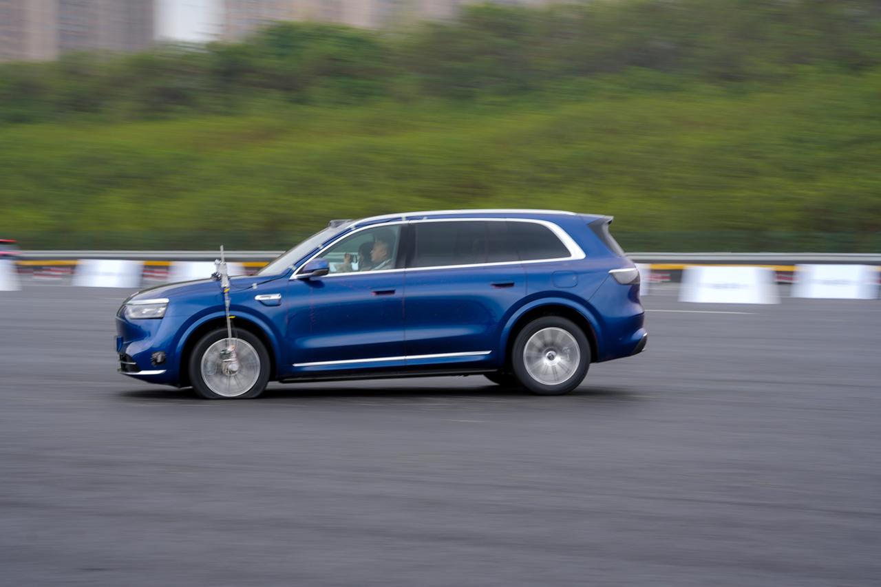 老人孩子独立上下车时，最担心的就是后方突然出现的车辆或行人，特别是停车场这种复杂