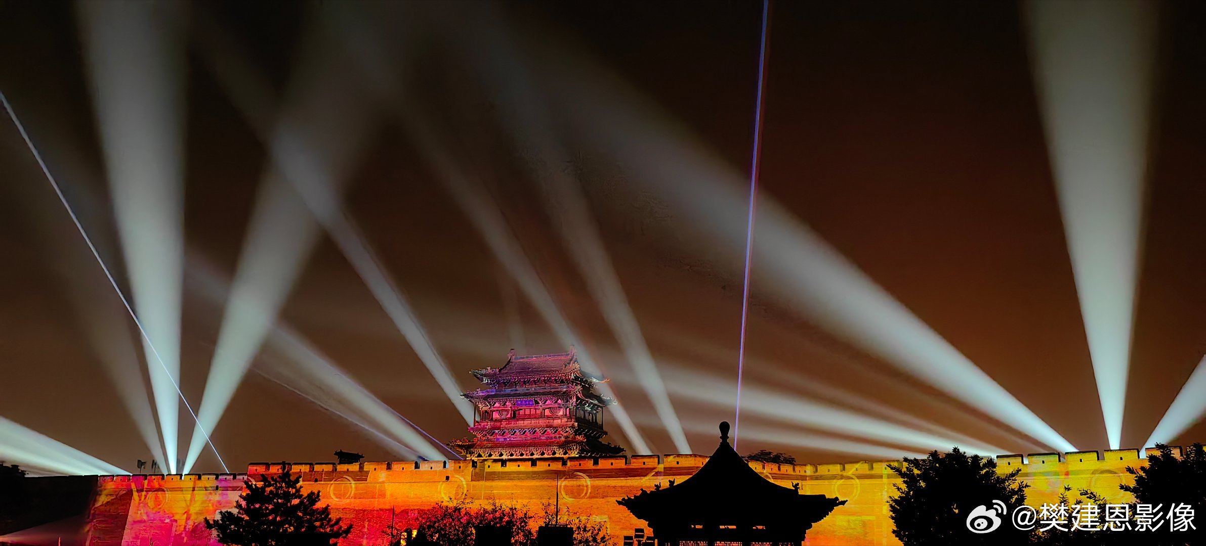 几年前看到的平遥古城夜景，不知现在怎么样。古镇[超话]古建筑[超话]旅游攻略[超