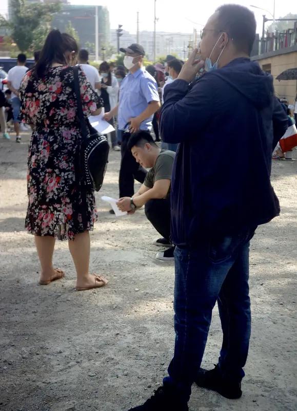 守在考场外，内心满是忐忑与期盼。一边默默祈祷孩子发挥稳定，一边忍不住来回踱步。往