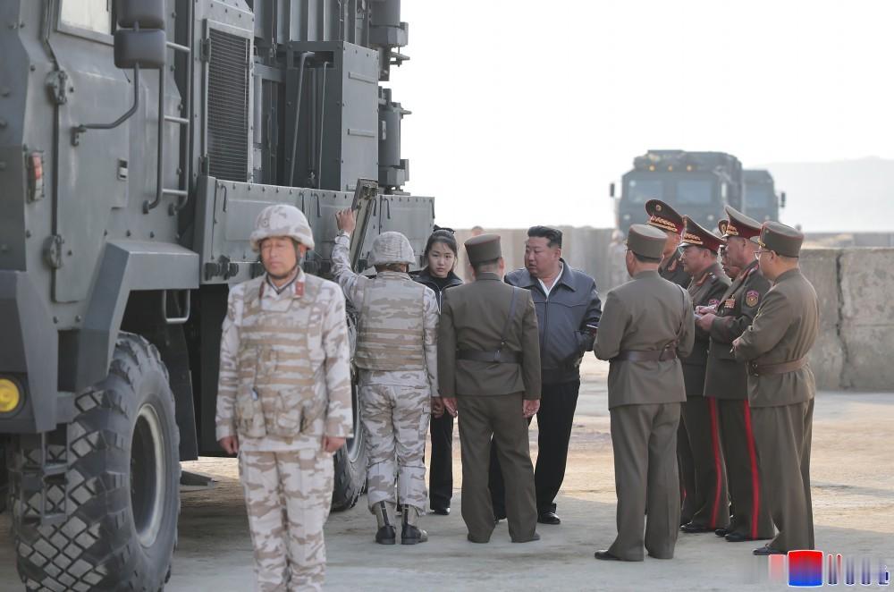 金正恩携爱女观看导弹试射。 