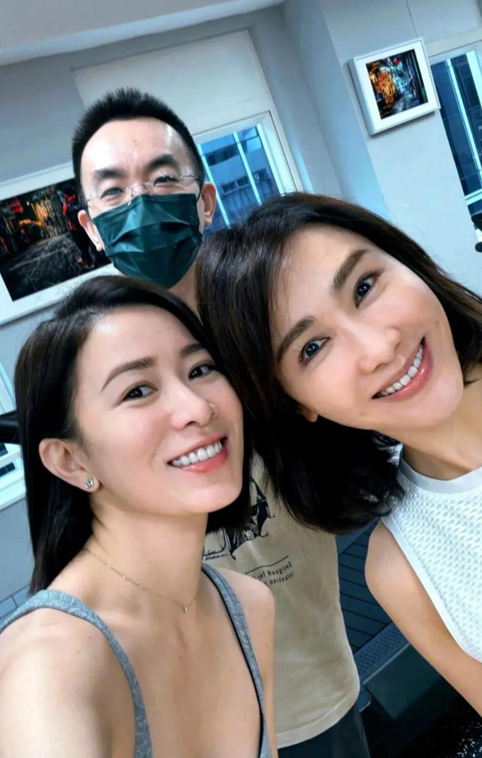 被佘诗曼和黎姿的笑容迷倒了
这两大美女的合照
笑得好甜，满屏的甜味
甜甜惹人爱

