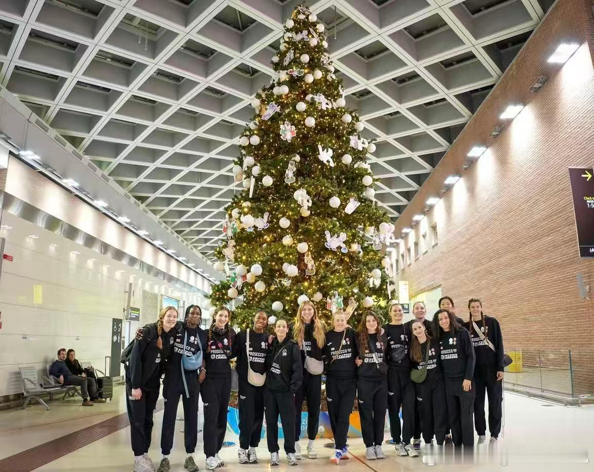 朱婷科内利亚诺女排 出发巴西参加今年的世俱杯，预祝卫冕！ 