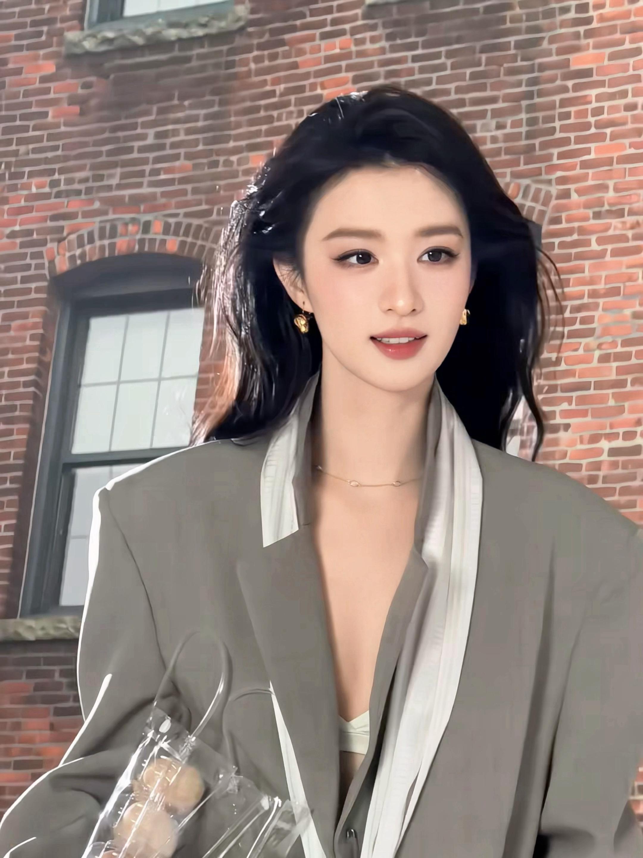 “我叫温以凡，是南芜电视台的新闻记者”