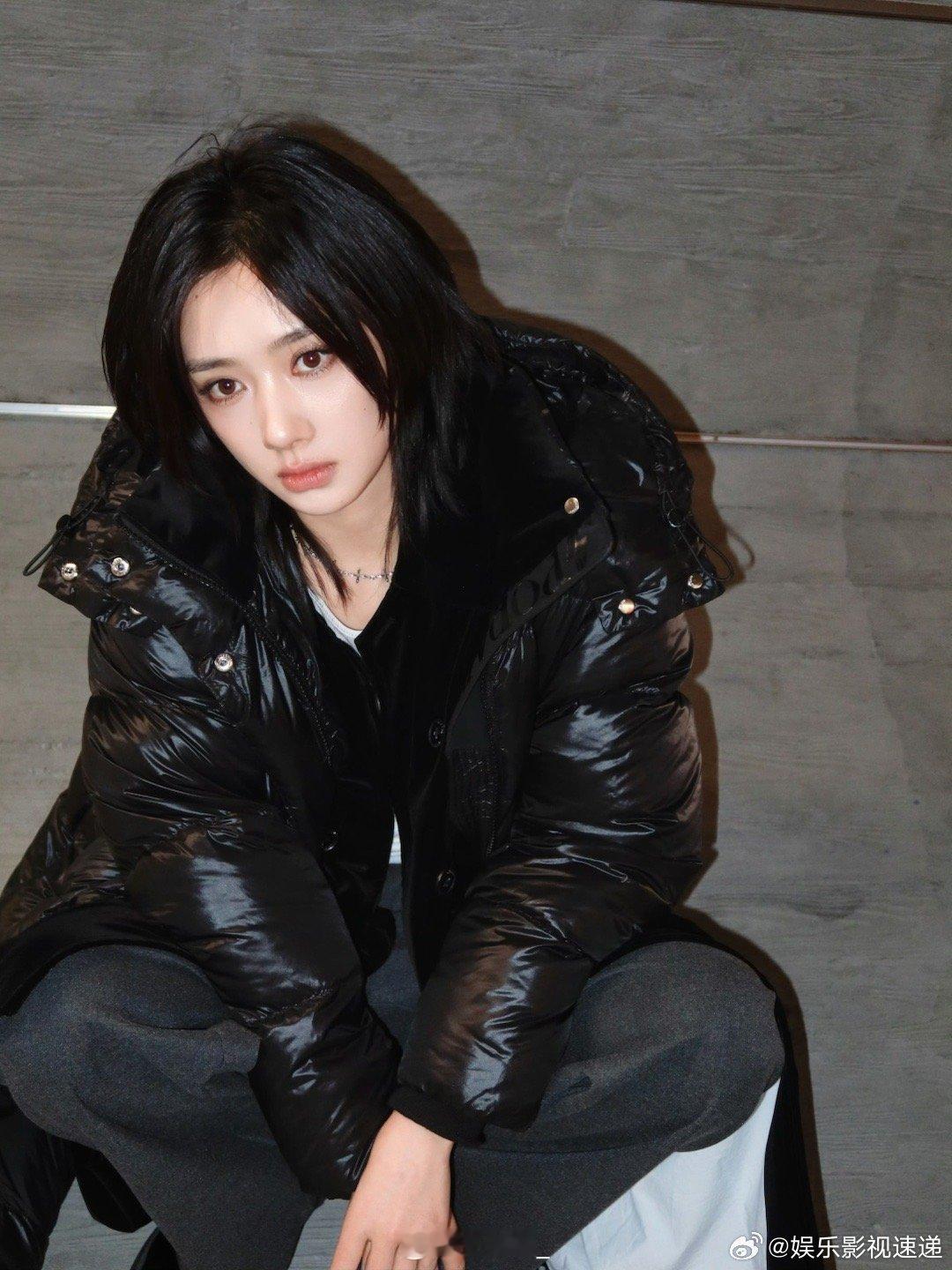 王影璐星光大赏直播像女友报备 看她直播就像在和她视频通话，她会跟大家说自己现在在