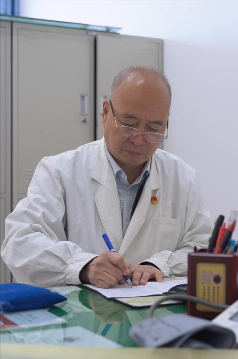 痛风用什么药，别再傻傻分不清楚

痛风是一种常见的关节炎，由于尿酸结晶沉积在关节
