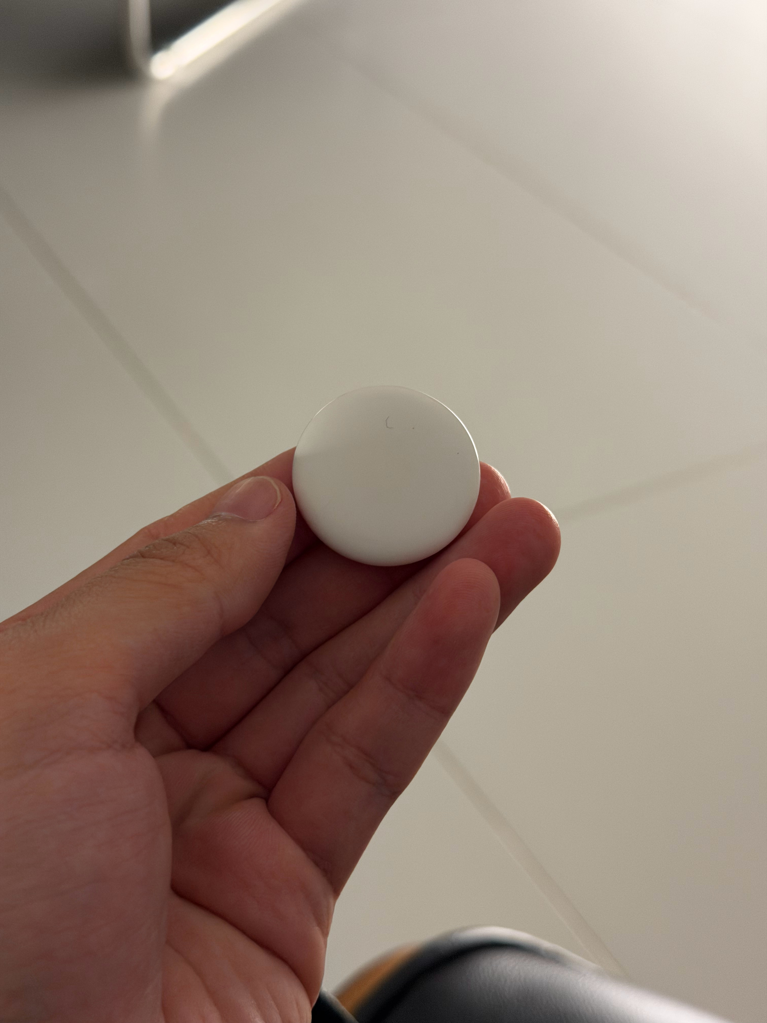 翻出来好多年前买的AirTag，换了个电池总搜索不到，问了一下客服，让我不停的拆